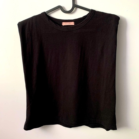 Tops - 2/$10🔥 Black Crew Neck Tee T-Shirt with Shoulder Padding